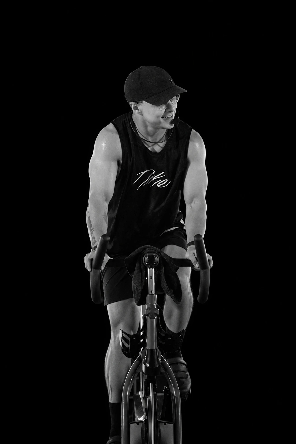 Alex sobre la bicicleta de iRoda Cycling, en blanco y negro sobre fondo negro