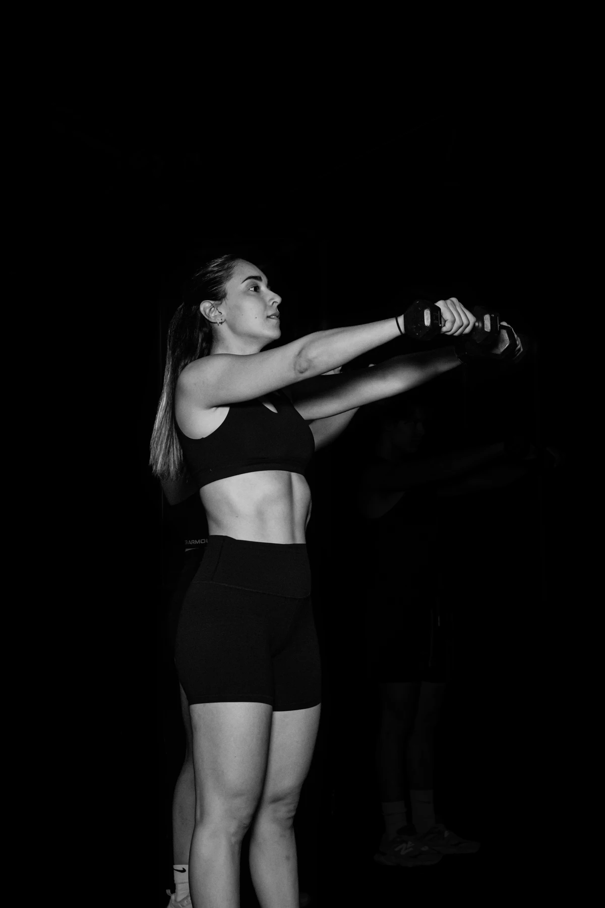 Karen levantando mancuernas durante un entrenamiento de Power